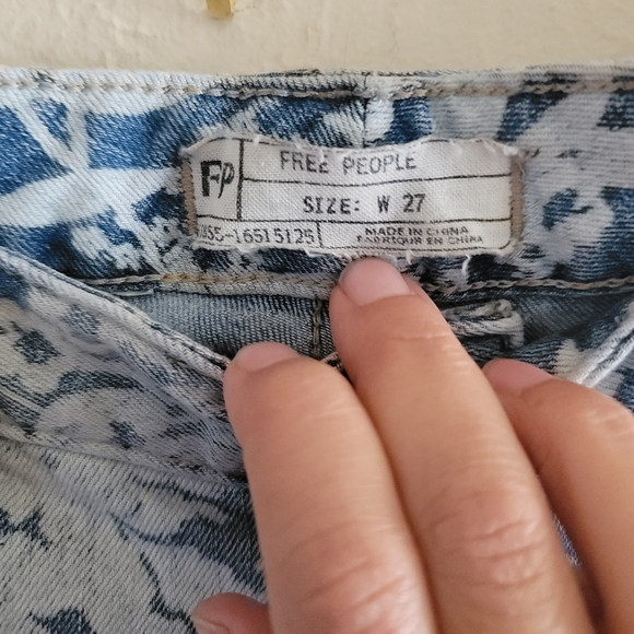 Free People, Hawaiian Floral Skinny Jeans,‎ Size 27 - Picture 6 of 7
